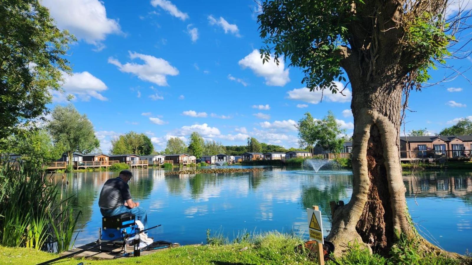 Lakefront 5 Star Country Park Private Fishing Free Parking S *